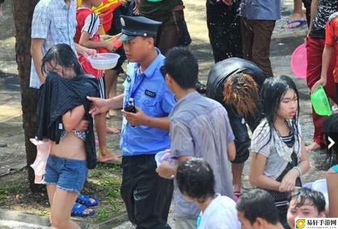 女学生被c扒衣服真人版