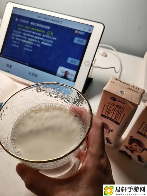 小洞饿了要喝牛奶