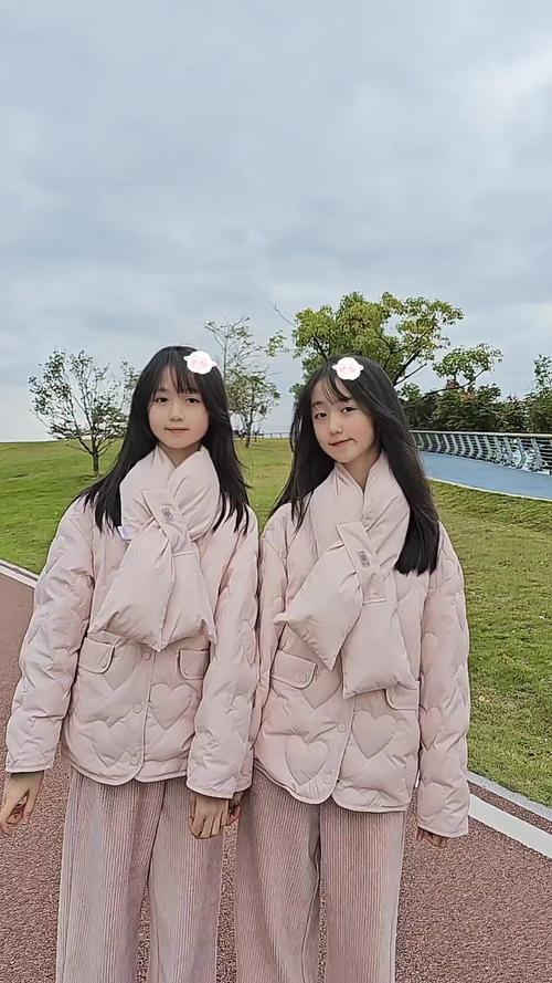 双胞胎姐妹齐上阵许多人物