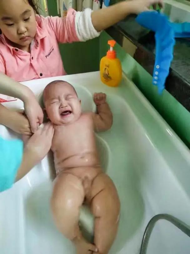 宝贝腿抬起来HH