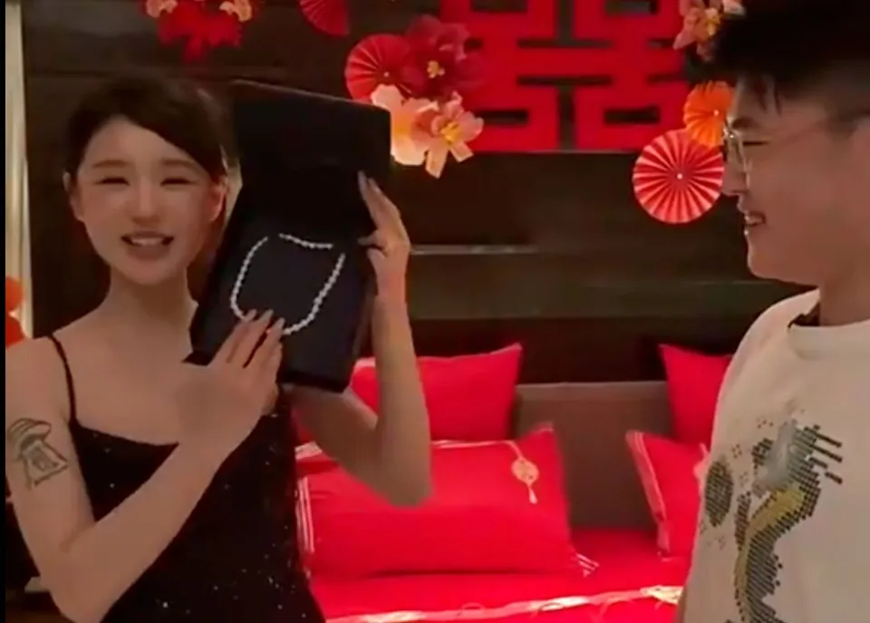 刚送妻子180万项链+身价预估3个亿！Uzi诉苦：没工资拿 准备退网__刚送妻子180万项链+身价预估3个亿！Uzi诉苦：没工资拿 准备退网